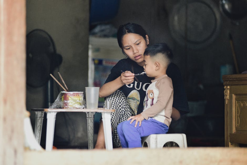 家族の朝の時間を大切に過ごす母親と子ども